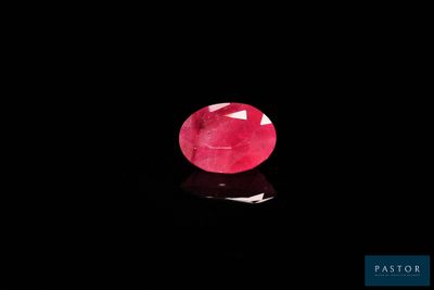 des rubis rouges sur un fond noir
