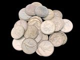 un tas de pièces d'argent sur fond noir