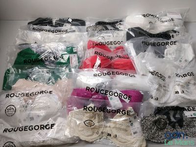 de nombreux types de vêtements différents, rangés dans des sacs posés sur la table