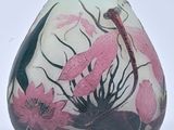 un vase orné d'une libellule et de fleurs
