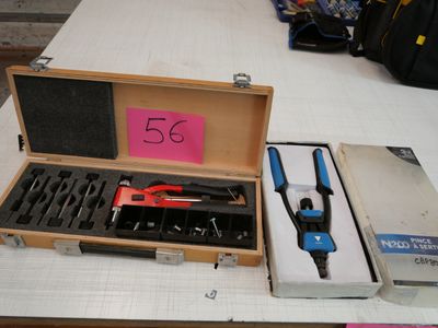une boîte à outils posée sur une table, avec une étiquette de prix