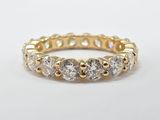 un gros plan d'une bague en or jaune sertie de cinq diamants ronds