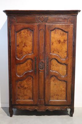 Petite armoire en bois naturel mouluré. XIXe siècle.