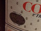 gros plan d'une bouteille de vin sur une table
