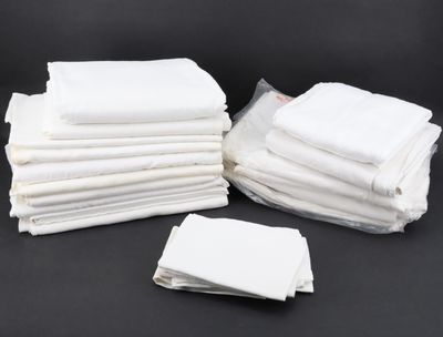 une pile de serviettes blanches posée sur une table noire