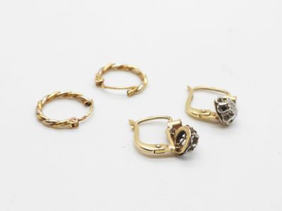 trois paires de bagues en or serties de diamants noirs