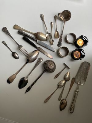a lot of silver spoons and spoon spoons on the table