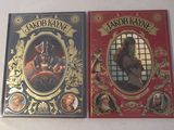 deux livres posés sur une table
