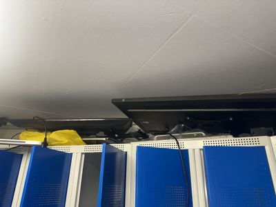 Quatre écrans de télévision sans marque apparente, désaffect…