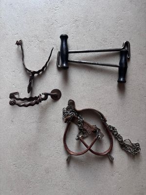 quelques objets métalliques qui traînent par terre