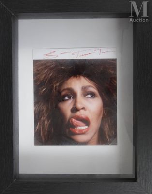 photo encadrée représentant le visage d'une femme avec un bout de papier dans la bouche