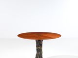 une image représentant une table ronde avec un plateau en bois et des pieds en métal noir