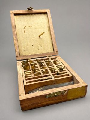 une vieille boîte en bois contenant tout un tas de vis