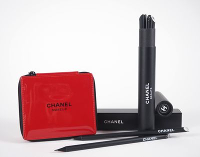 un étui rouge contenant un stylo noir et un crayon noir