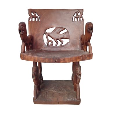 un banc en bois orné de sculptures sur fond blanc