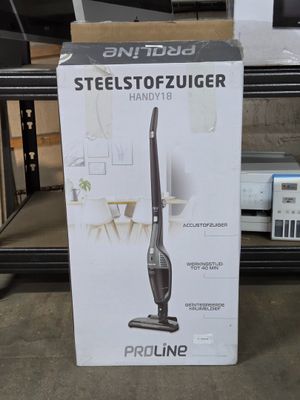 emballage d'un aspirateur posé sur une table dans un magasin