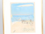 tableau représentant une scène de plage, dans un cadre doré sur fond blanc