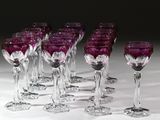 Plusieurs verres à vin sont alignés sur une table