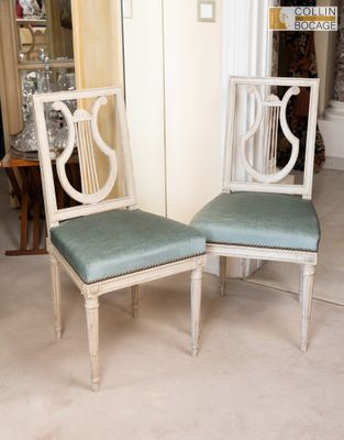 deux chaises assises l'une à côté de l'autre dans une pièce