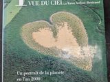 couverture de magazine représentant deux cœurs au milieu d'un champ vert