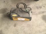 une machine posée sur le sol dans le garage