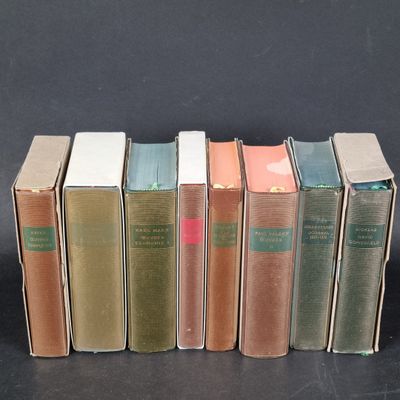 Plusieurs vieux livres sont alignés sur une surface noire