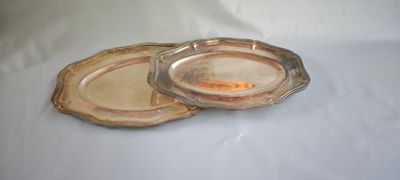 paire de plats de service en verre, avec des bords dorés sur fond blanc