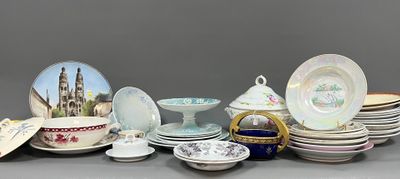 beaucoup d'assiettes et de bols posés sur une table