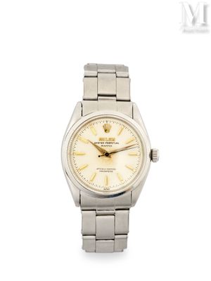 gros plan d'une montre-bracelet sur fond blanc