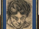 On voit le dessin du visage d'une femme dans un cadre