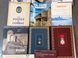 plusieurs livres sont empilés sur une table