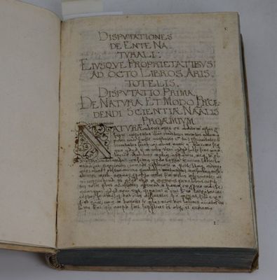 un livre ouvert avec une écriture dessus, posé sur une table