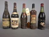 plusieurs bouteilles de vin sont alignées sur une table