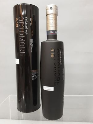 une bouteille d'alcool posée sur un comptoir, à côté d'une boîte