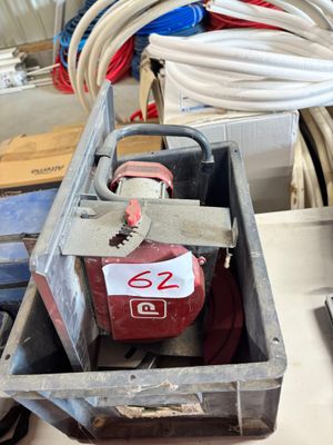une photo d'une boîte à outils à laquelle est raccordé un tuyau
