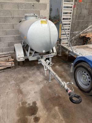 une remorque à laquelle est attelée une citerne, dans un garage
