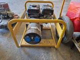 un petit moteur posé sur un chariot dans un garage