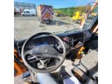 vue de l'intérieur d'un camion depuis le siège du conducteur