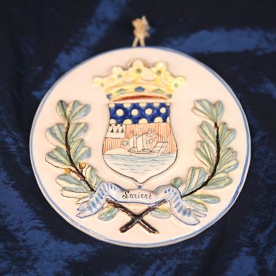 une photo d'une assiette sur laquelle figure un blason