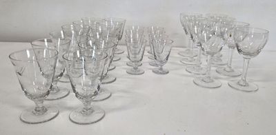 beaucoup de verres à vin vides sur la table