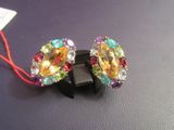 une paire de boucles d'oreilles posée sur une table