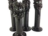 trois vases noirs ornés de têtes de lion