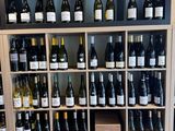 des bouteilles de vin sont disposées sur les étagères d'un caviste