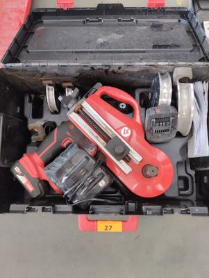 une boîte à outils avec des outils sur le sol