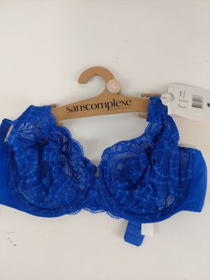 La bralette est bleue et est munie d'un cintre en bois.