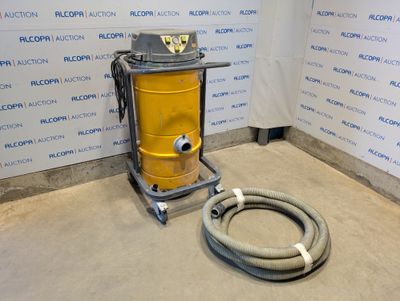 une image représentant un aspirateur dans une pièce, avec un tuyau