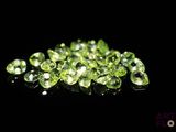 un tas de diamants verts sur une surface noire