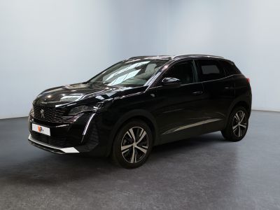 un SUV noir garé dans une pièce aux murs blancs