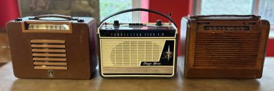 Trois postes transistors : PHILCO, PIZON BROS, et EMERSO