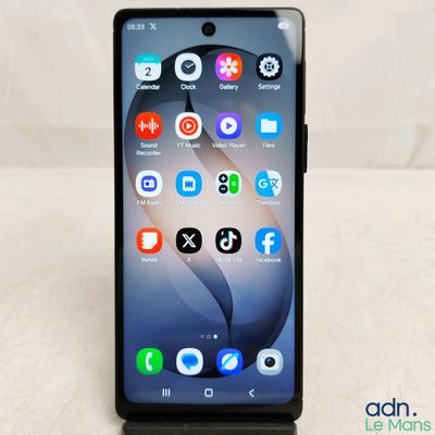 gros plan d'un téléphone portable posé sur une table